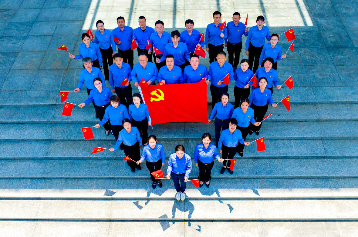 我與黨旗合個(gè)影 | 凌云建裝擔(dān)使命！